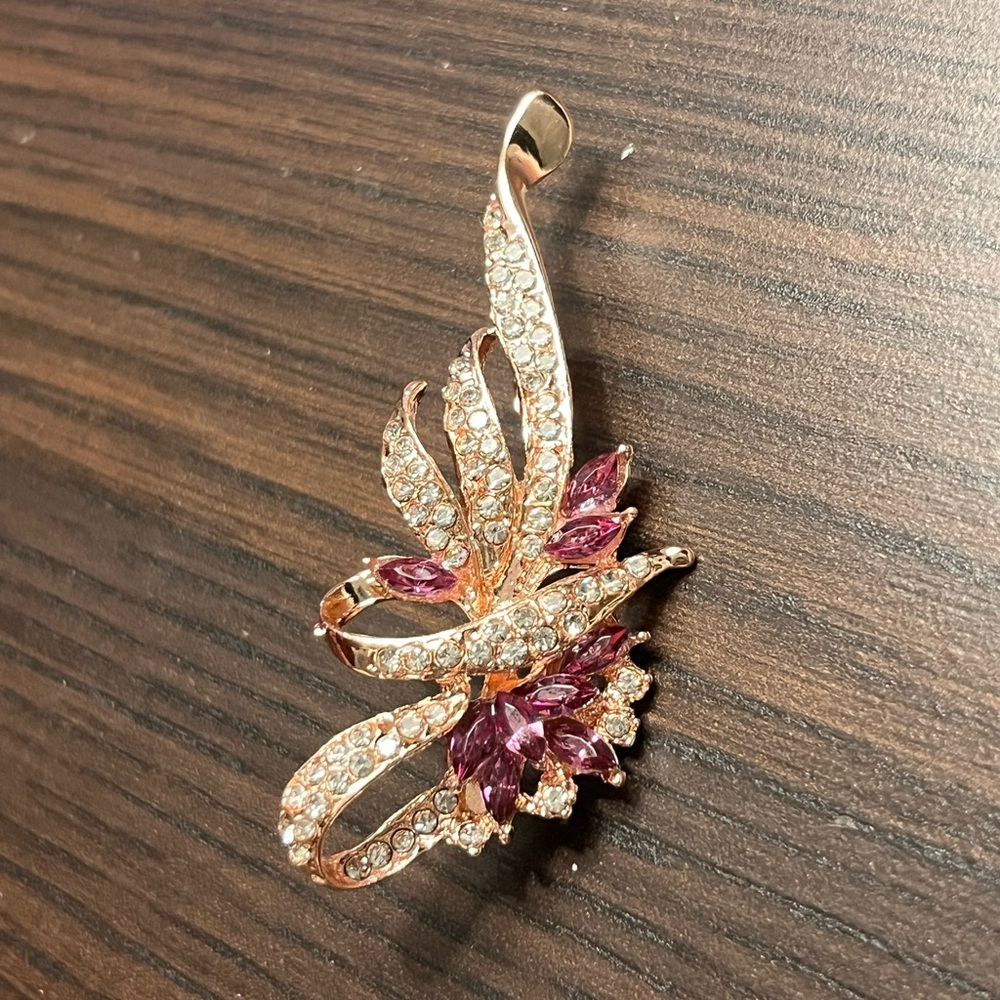 Vintage bright gold leaf brooch pin with faux diamond rhinestones